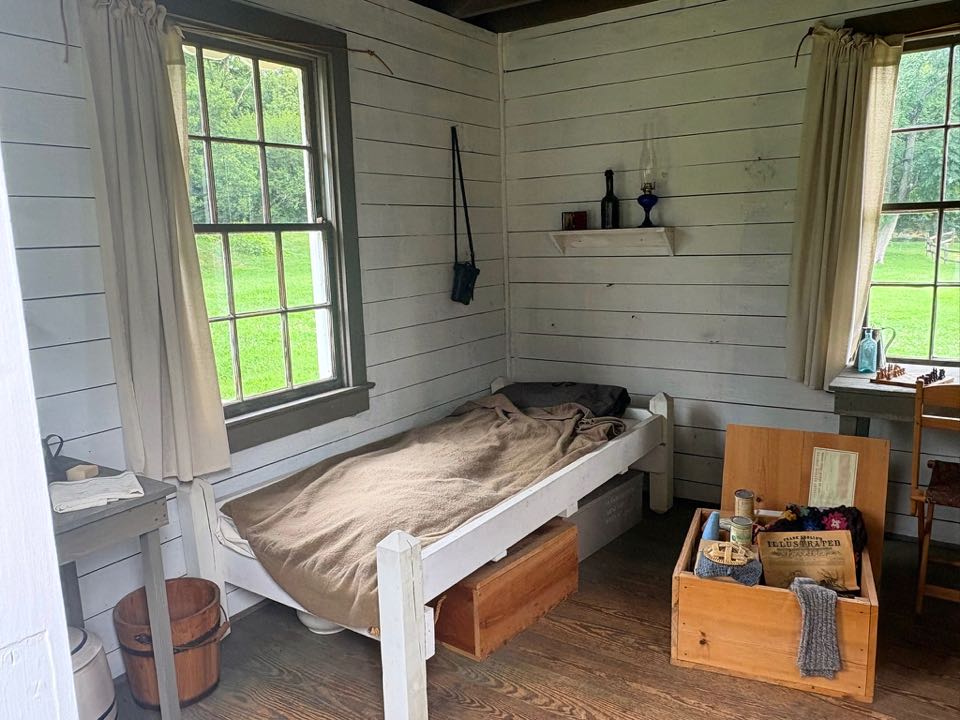 91) Officers Hut: Bunk
