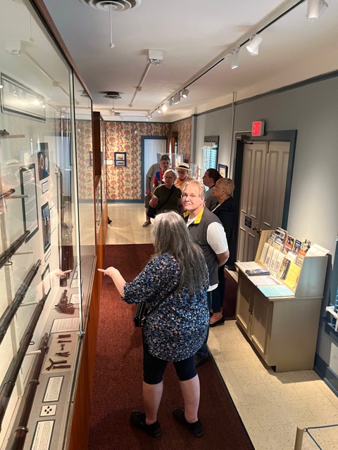 43) Examining the exhibit cabinets (Cyndi and John Reichardt, Lolita Harris, Julie, our guide, Daria & Jeff Parnes, and Edwin Videla)