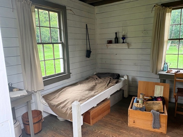 91) Officers Hut: Bunk